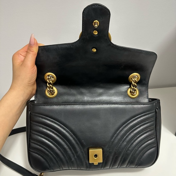 Gucci GG Marmont Medium Shoulder Bag - Picture 2 of 11